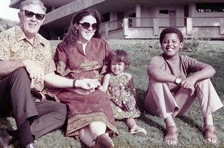 Obama com sua meia-irmã, Maya Soetoro-Ng, sua mãe, Ann Dunham, e o avô, Stanley Dunham, em Honolulu, Havaí, no início dos anos 1970