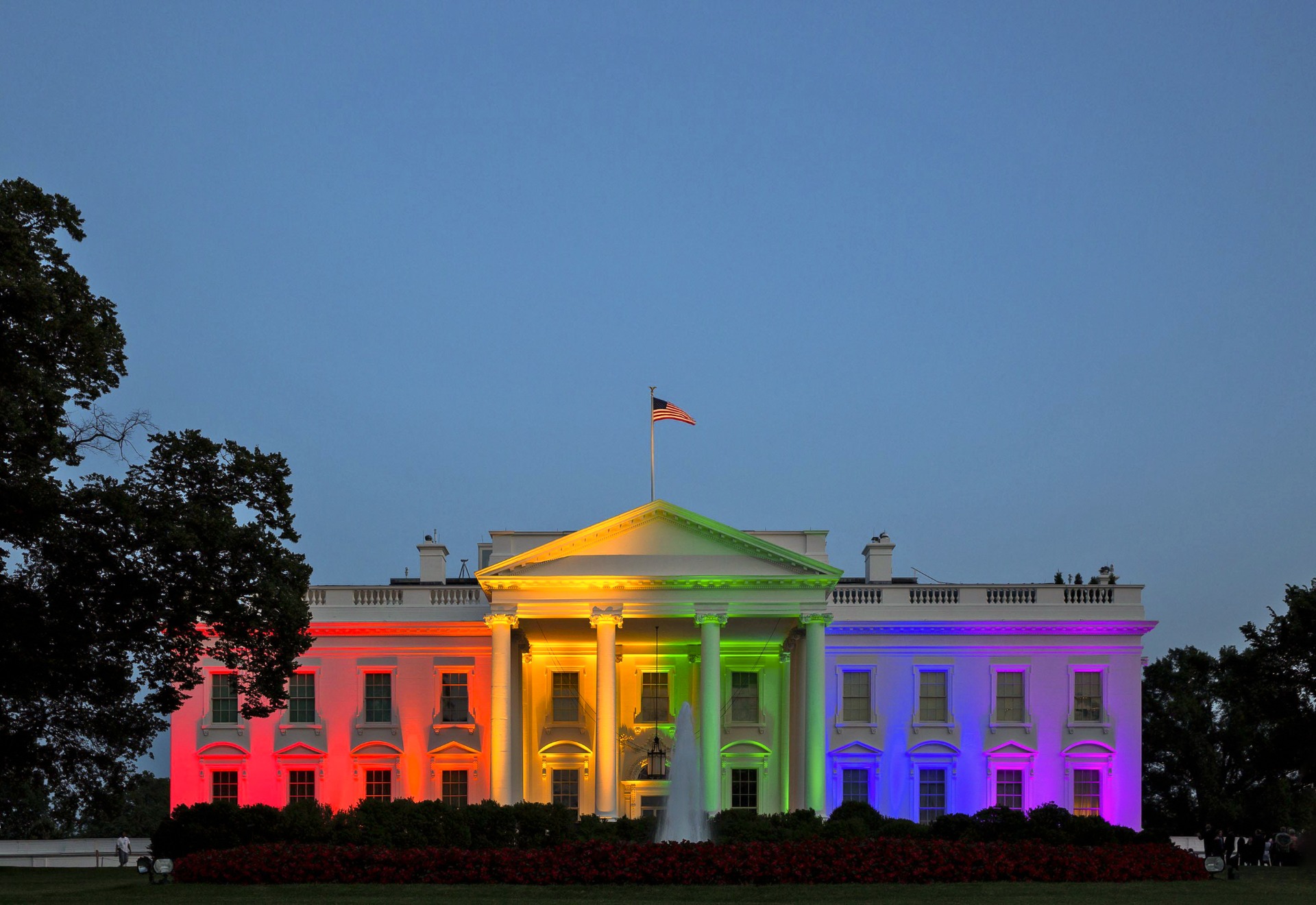 A Casa Branca iluminada com as cores da bandeira arco-íris no dia em que a Suprema Corte decidiu que o casamento entre pessoas do mesmo sexo era um direito fundamental