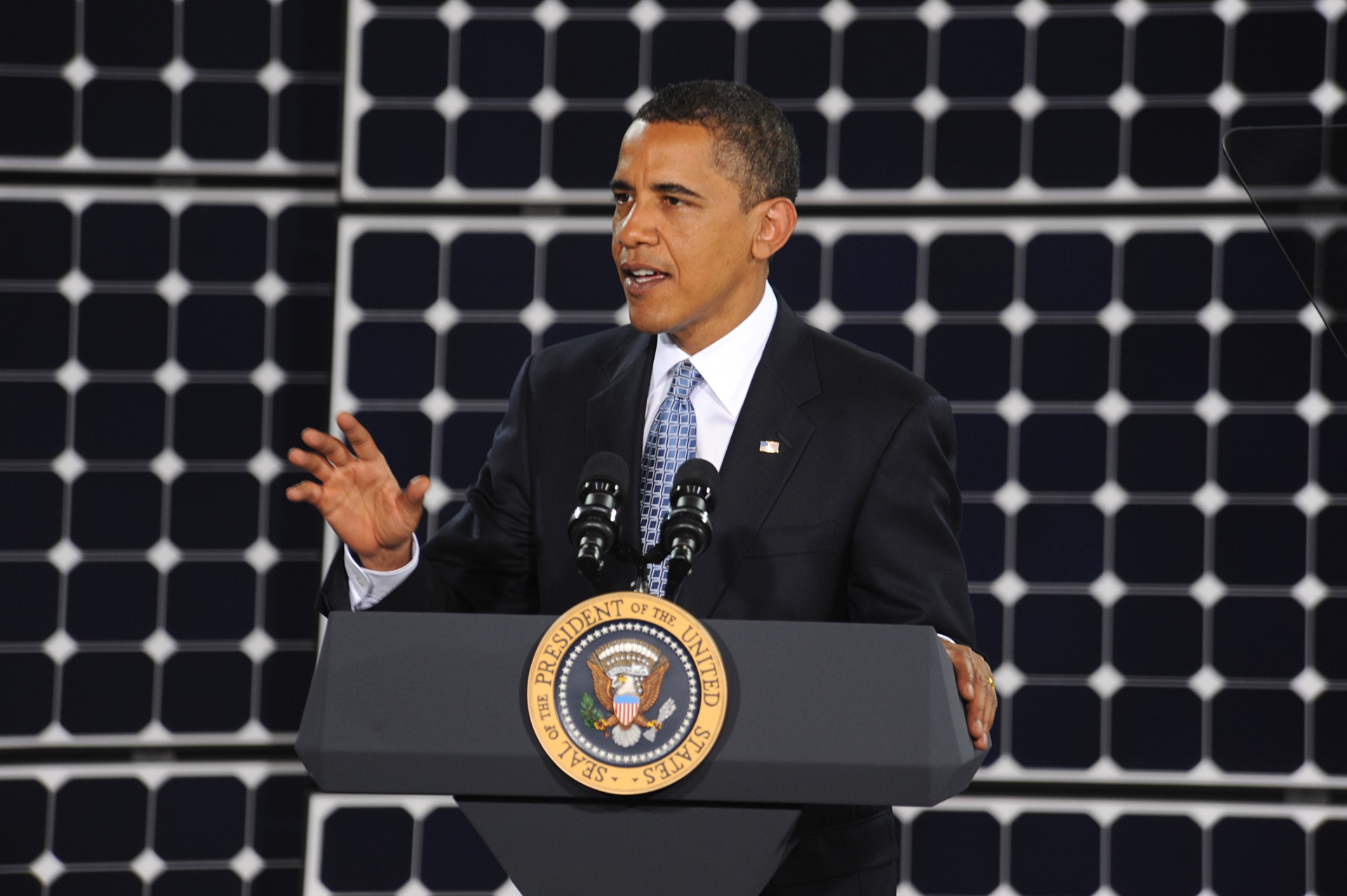 Obama discursando em frente a painéis produtores de energia solar, em maio de 2009